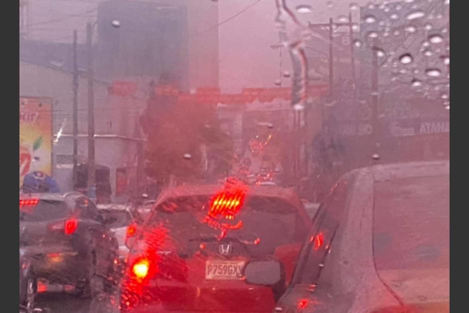 Las lluvias registradas por la tormenta Julia han provocado dificultad de movilidad en varias zonas de la Ciudad de Guatemala. (Foto: Cortes&iacute;a/Soy502)