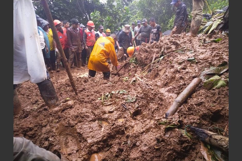 Rescatan los cuerpos de una familia que qued&oacute; soterrada en Alta Verapaz. (Foto: Meteorlog&iacute;a GT)&nbsp;