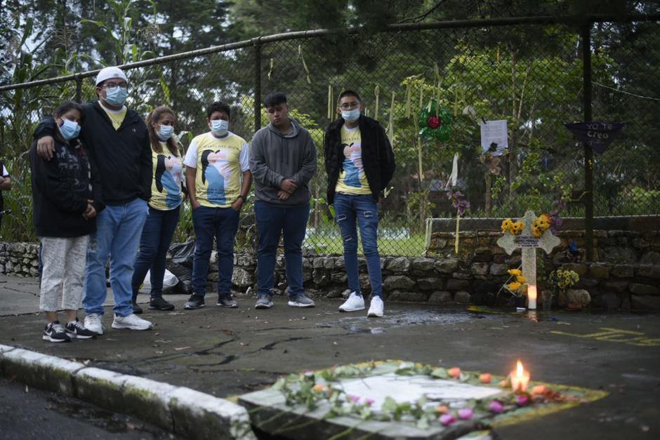 El cuerpo de Luz Mar&iacute;a fue encontrado en un tragante de la zona 2, la familia regres&oacute; al lugar a dejar flores y velas luego de la sentencia condenatoria contra su esposo, Jorge Zea. (Foto: Wilder L&oacute;pez/Soy502)