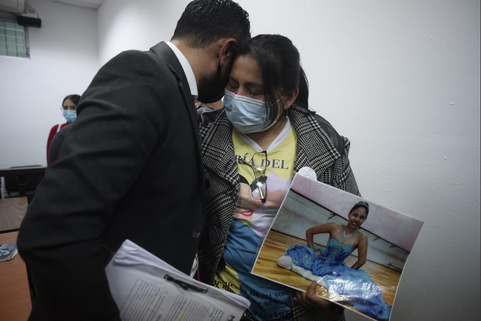 La mam&aacute; de Luz Mar&iacute;a, Ada Morales, abraza al fiscal del MP, Marlon Ord&oacute;&ntilde;ez, en agradecimiento por la investigaci&oacute;n del caso. (Foto: Wilder L&oacute;pez/Soy502)