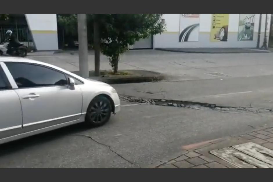 Reportan da&ntilde;os en un tramo de una carretera en un bulevar en la zona 5 de Villa Nueva. (Foto: captura de video)