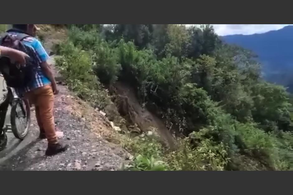 Los vecinos graban el momento en que se registra un deslizamiento de tierra. (Foto: captura video)&nbsp;