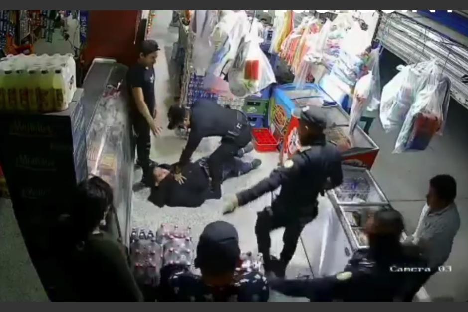 El incidente se produjo cuando varios agentes policiales ingresaron a l tienda. (Captura Video)