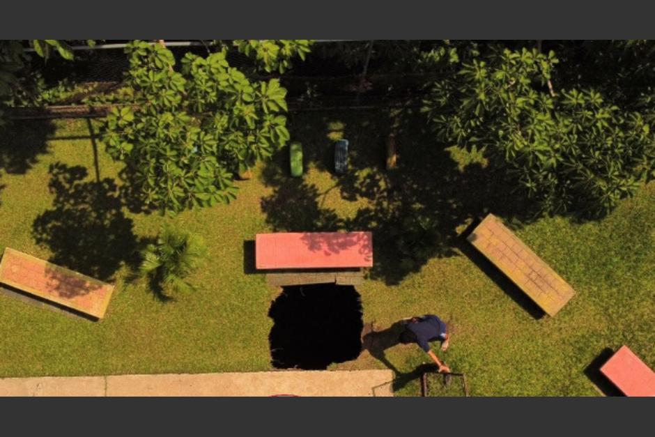 Reportan un nuevo agujero en Villa Nueva, esta vez en el área verde de un residencial, en la zona 2 del municipio. (Foto: Bomberos Departamentales Bárcena)