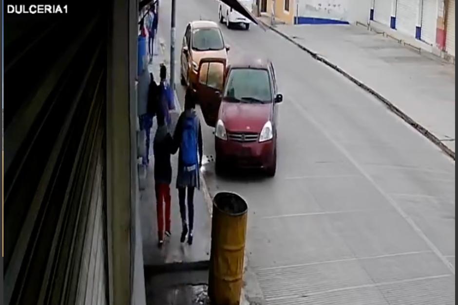 El menor iba junto a su madre a la escuela, cuando fueron interceptados por los secuestradores. (Captura Video)