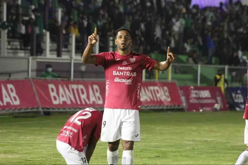 Wilson Lalin sufrió una caída que le dio pase al gol de Lucas García. (Foto: Antigua GFC)&nbsp;
