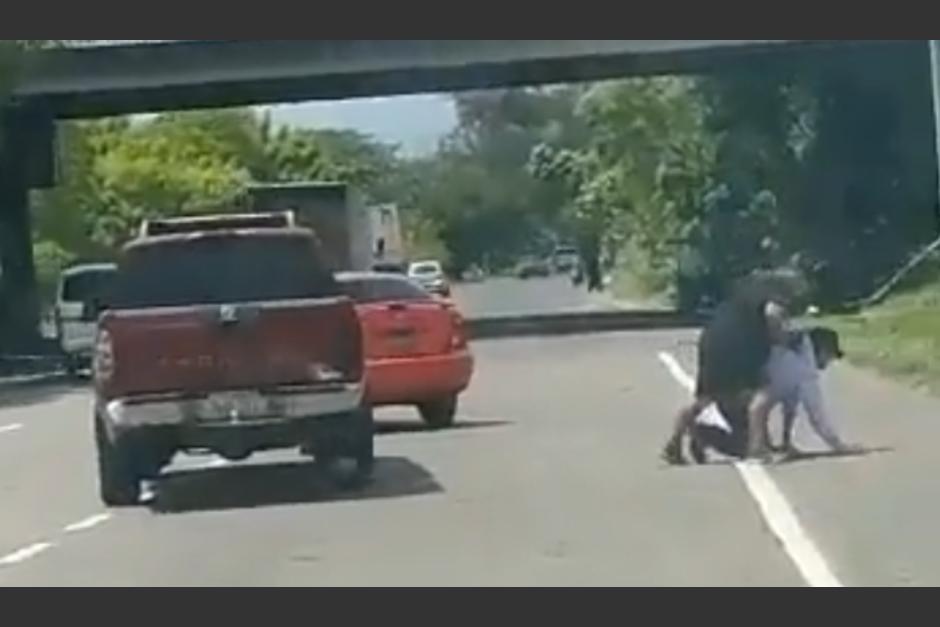 Graban un incidente en una carretera de El Salvador, en un inicio se cre&iacute;a que era una pelea entre conductores, pero las autoridades desmintieron esa versi&oacute;n. (Foto: captura de video)