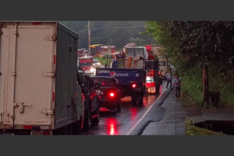 Conductores en Suchitepéquez confirmaron el tráfico por trabajos en la ruta. (Foto: captura pantalla)&nbsp;