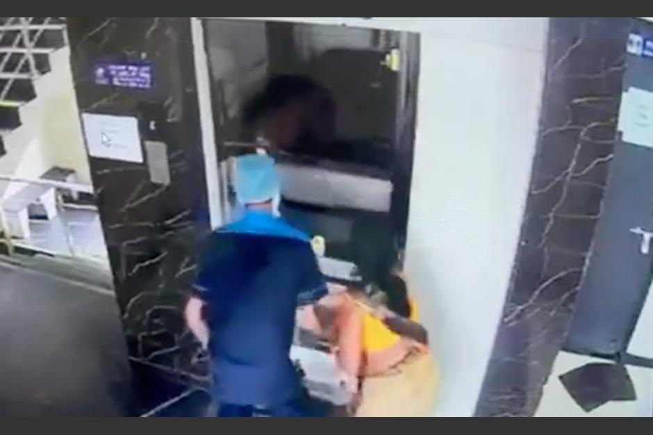 Una cámara de vigilancia del hospital de India captó el momento de la trágica caída del paciente. (Foto: captura de pantalla)&nbsp;