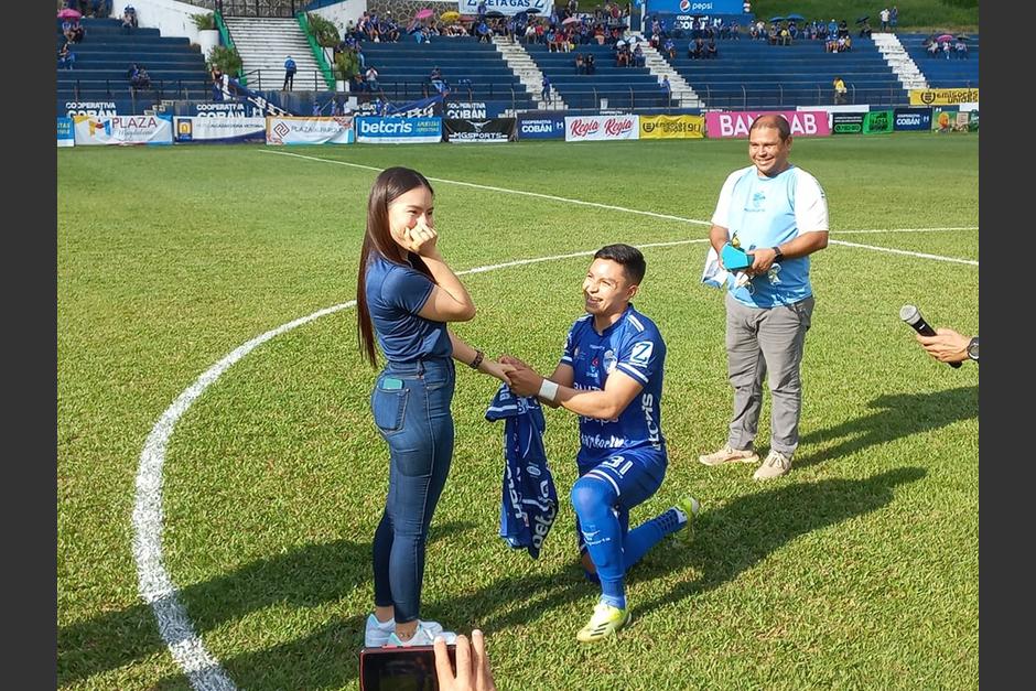El jugador César Calderón le propuso matrimonio a su novia en el estadio Verapaz. (Foto: Cortesía/Soy502)&nbsp;