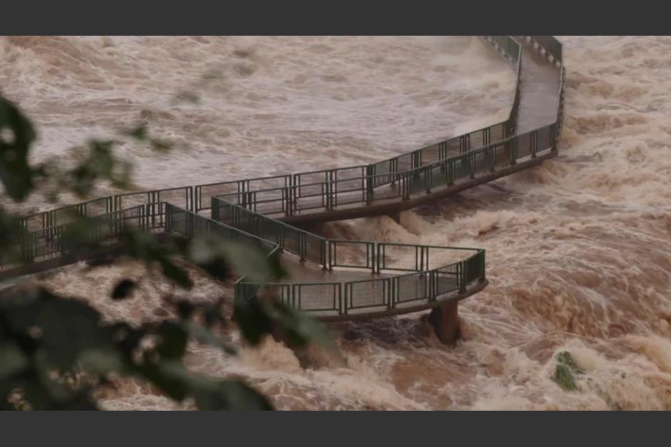 La pasarela de la Garganta del Diablo sufri&oacute; da&ntilde;os en su estructura por la crecida y feroz correntada de agua. (Foto: redes sociales)&nbsp;