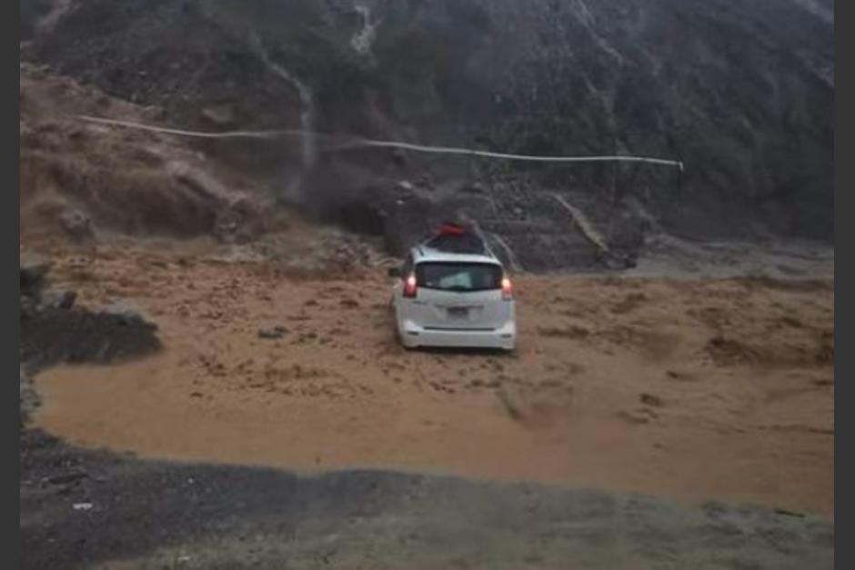 Un derrumbe afect&oacute; el paso en el lugar donde varios veh&iacute;culos se quedaron semienterrados. (Foto: PNC)&nbsp;