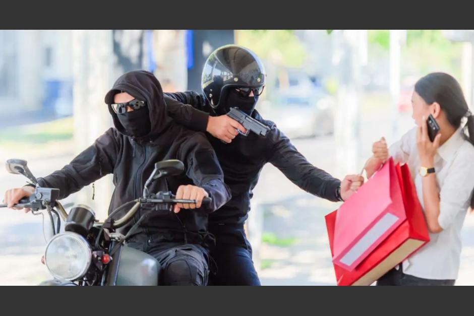 Captan la forma en la que una persona huye para evitar ser v&iacute;ctima de un presunto ladr&oacute;n en motocicleta. (Foto: Ilustrativa)