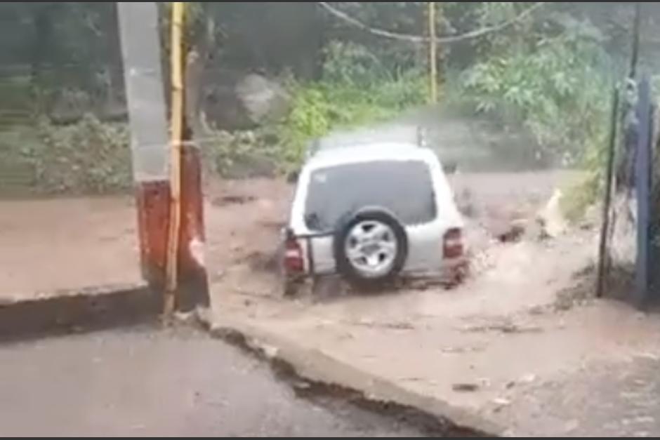 Un veh&iacute;culo fue arrastrado por la corriente tras el desborde del r&iacute;o Las Nubes, en Pueblo Nuevo Vi&ntilde;as. (Foto: captura de video)