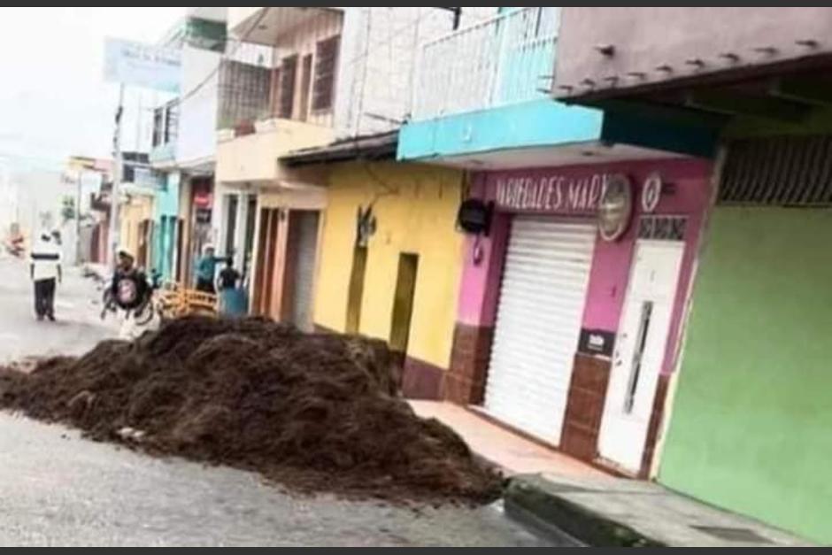 Dejan un volc&aacute;n con tierra y esti&eacute;rcol frente a un negocio en Esquipulas, Chiquimula, tras pelea por parqueo. (Foto: Chiquimula Live)