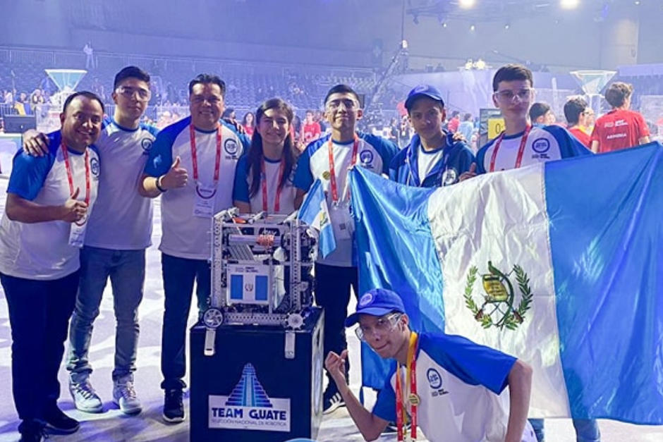 El mentor del equipo de Guatemala recibi&oacute; un reconocimiento. (Foto: Team Guatemala First Global)