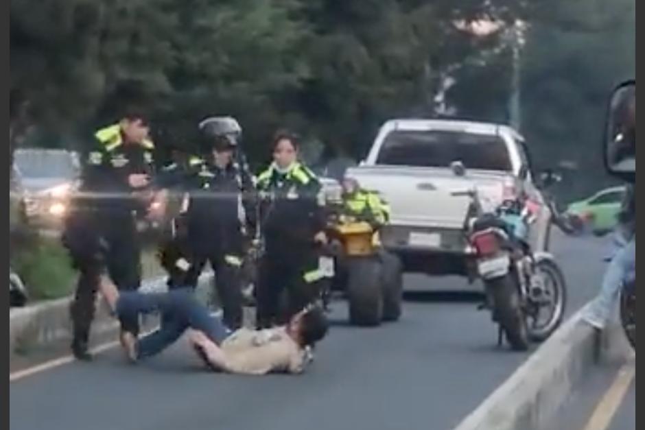 Captan la agresi&oacute;n de dos agentes de la PMT de Mixco en contra de una persona. (Foto: captura de video)