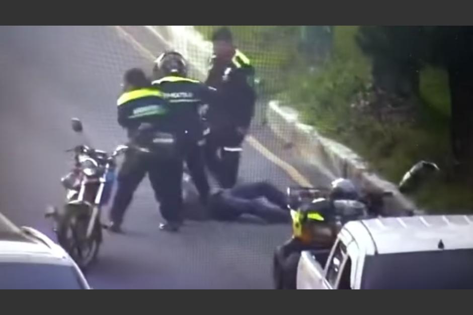 MP investiga a los agentes de la PMT de Mixco que agredieron a un ciudadano en la calzada Roosevelt. (Foto: Captura de video)