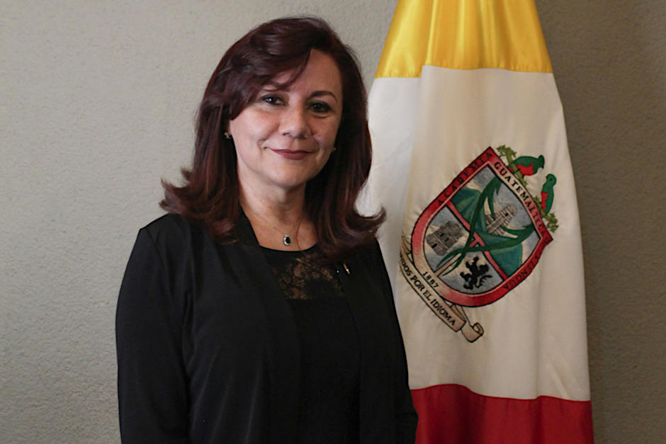 La guatemalteca Gloria Hern&aacute;ndez&nbsp;recibi&oacute; el galard&oacute;n. (Asociaci&oacute;n de Academias de la Lengua Espa&ntilde;ola)