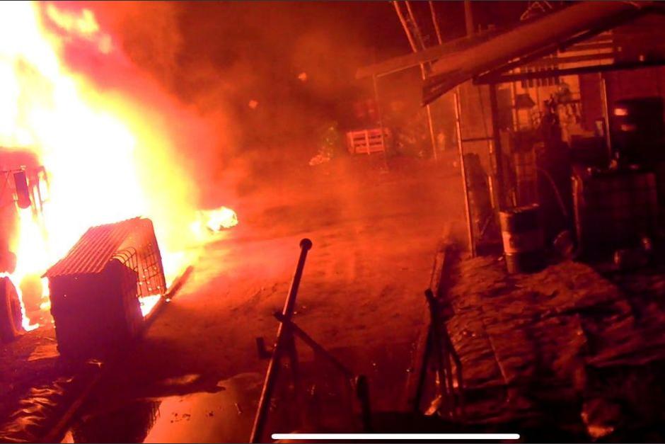 Se incendia camión cisterna y bodega en Escuintla. (Foto: Bomberos Voluntarios)