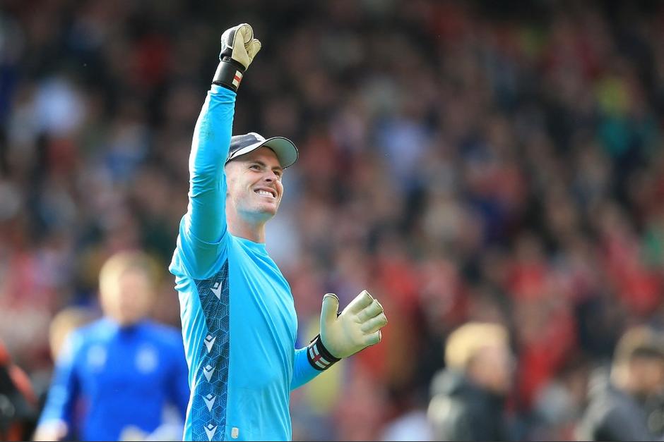 Dean Henderson se convirti&oacute; en el H&eacute;roe para el equipo que no ganaba desde agosto y lo hizo ante el poderoso Liverpool. (Foto: AFP)