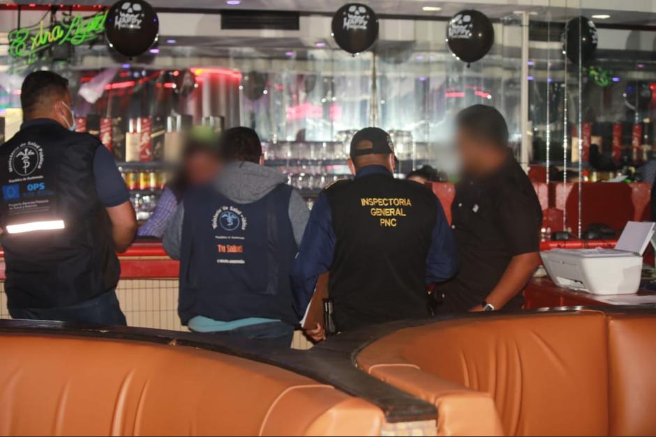 Elementos de la Policía Nacional Civil llegaron a dos discotecas donde capturaron a 250 personas. (Foto: PNC)