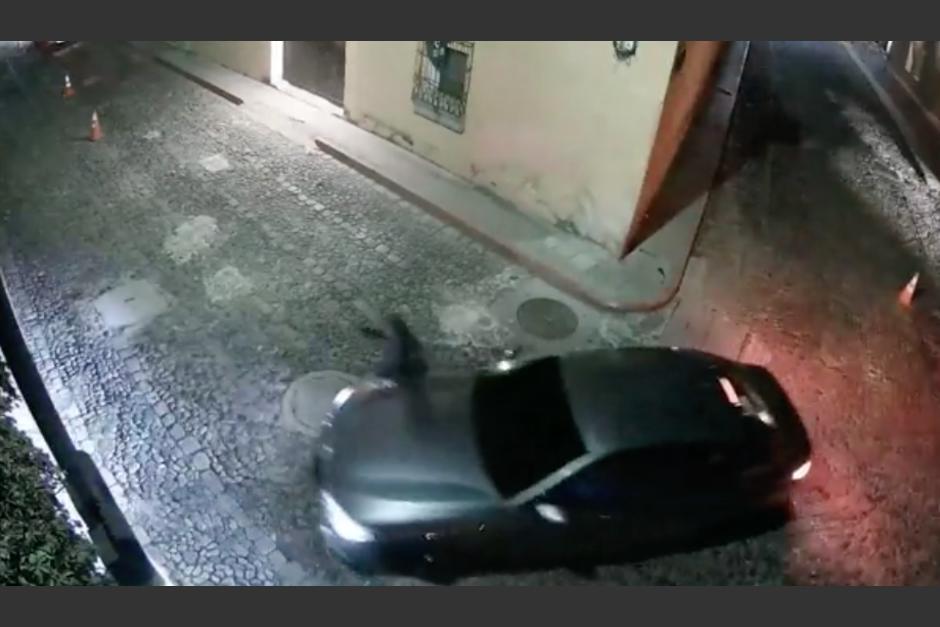 Las cámaras captaron cuando el automovilista atropella al peatón. (Foto: captura de pantalla)