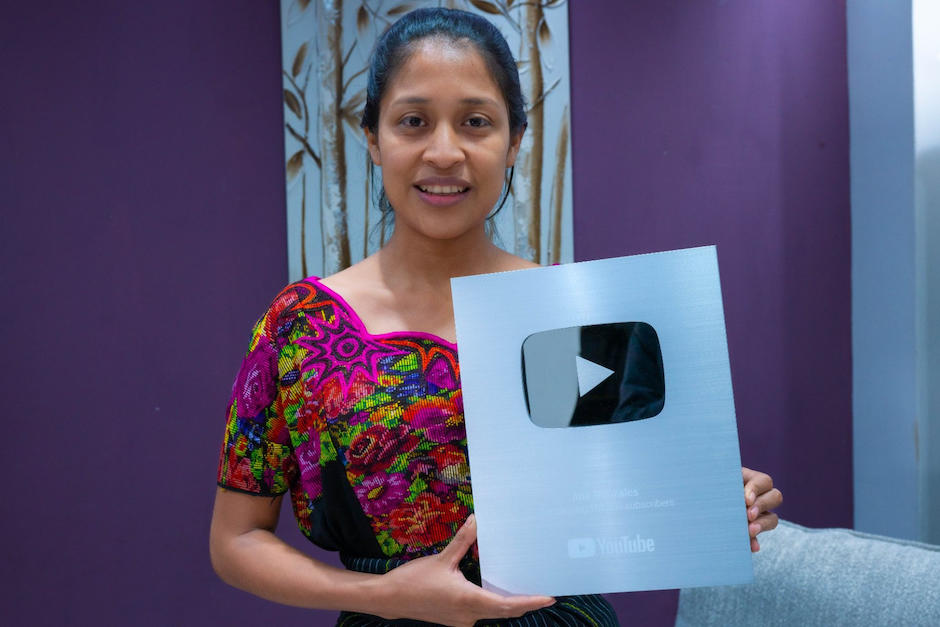 La guatemalteca recibi&oacute; la placa de la plataforma de streaming por la cantidad de seguidores. (Foto: Facebook)