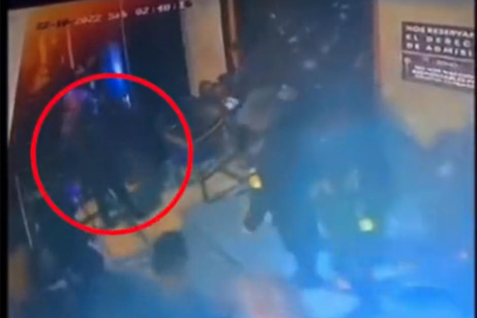 Entre las personas capturadas estaba un estadounidense quien fue golpeado por polic&iacute;as. (Foto: captura de pantalla)