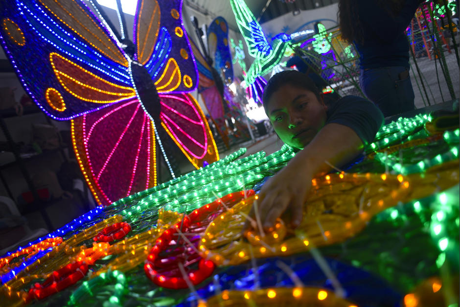 Un grupo de 20 artesanas enmallan y empapelan cada una de las estructuras. (Foto: Wilder L&oacute;pez/Soy502)