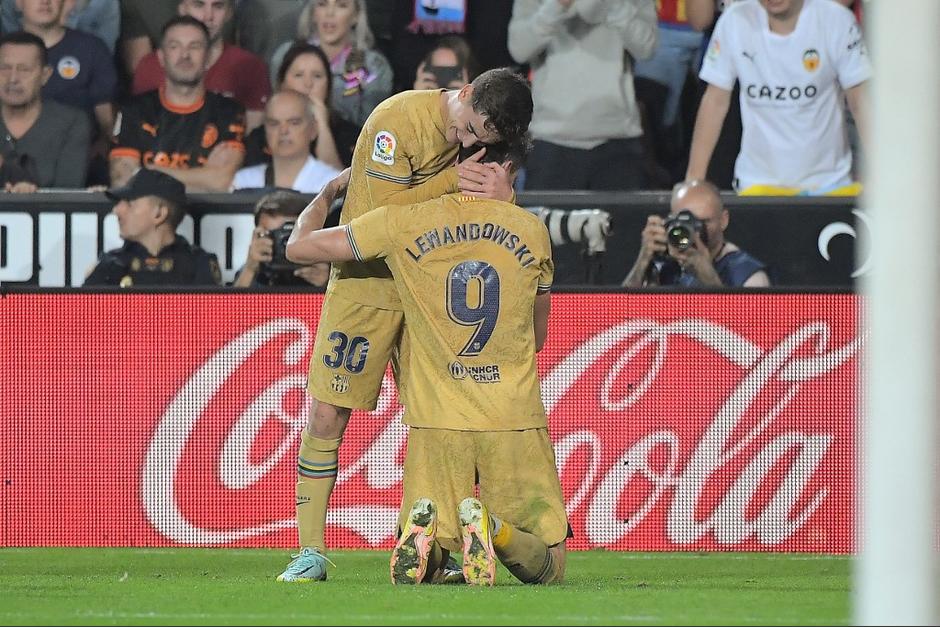 Lewandowski se convirtió en el salvador del Barcelona y el verdugo del Valencia tras anotar un golazo de último minuto. (Foto: AFP)
