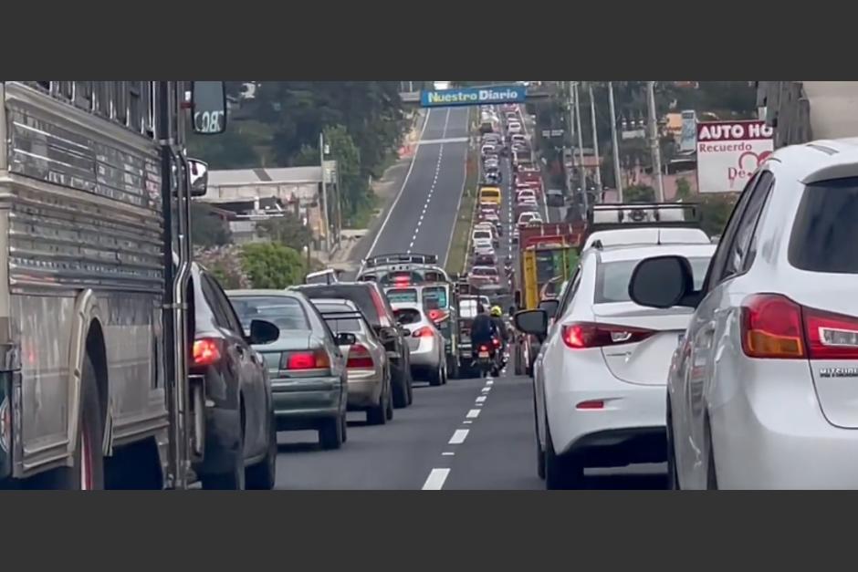 Se registran complicaciones de tránsito para los conductores que se dirigen de Sacatepéquez hacia la Ciudad de Guatemala. (Foto: captura de video)