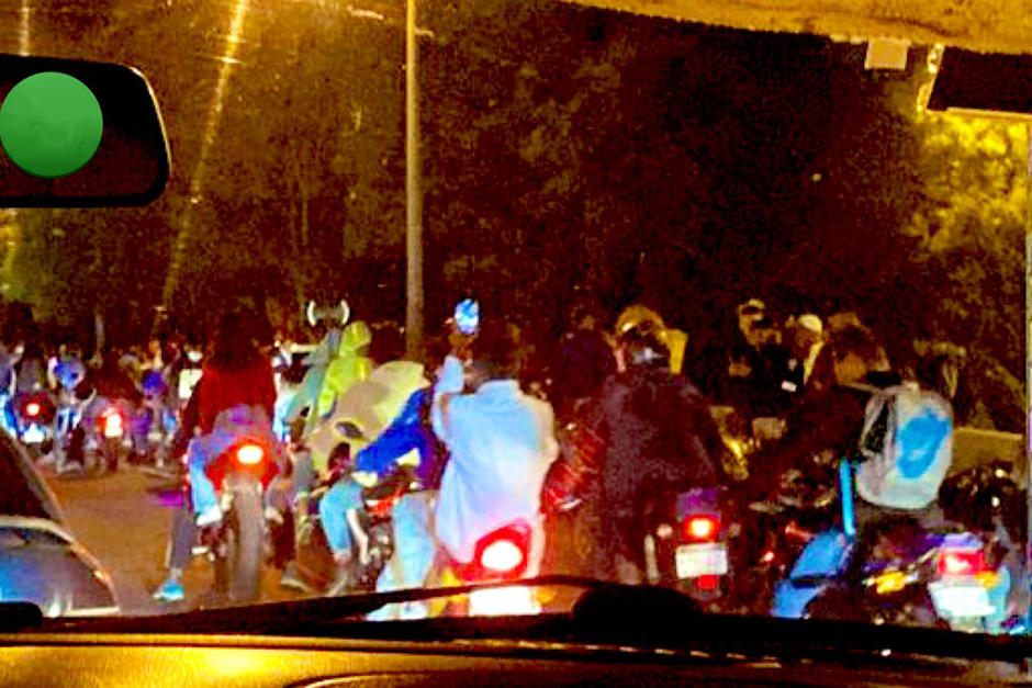 Cuatro grupos de motoristas circulan en una caravana, totalmente disfrazados, y circulan por tres zonas de la ciudad de Guatemala. (Foto: Am&iacute;lcar Montejo/PMT Guatemala)
