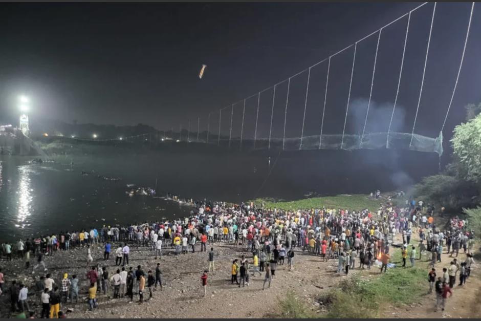 Un puente colgante en India se derrumb&oacute;, dejando decenas de muertos. (Foto: Infobae)