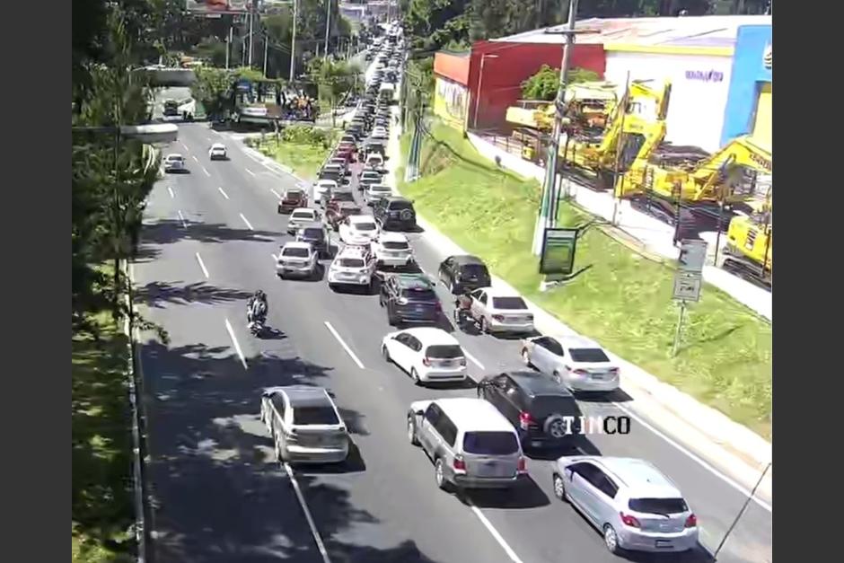 Se registran serias complicaciones de tr&aacute;nsito en la calzada Roosevelt por visitantes a cementerios de Mixco. (Foto: @EmixtraPablo)