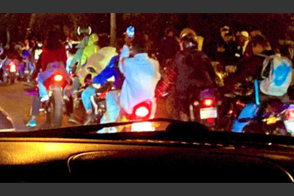 Un carro atropelló a varios integrantes de una caravana de motoristas que utilizaban disfraces por Halloween en Escuintla. (Foto: PMT)&nbsp;