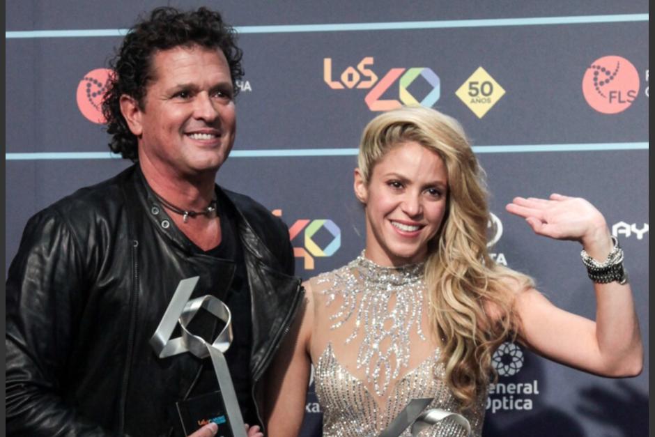 Carlos Vives mostr&oacute; su apoyo a Shakira con un peculiar gesto mientras cantaba. (Foto: Arte &amp; Medio)