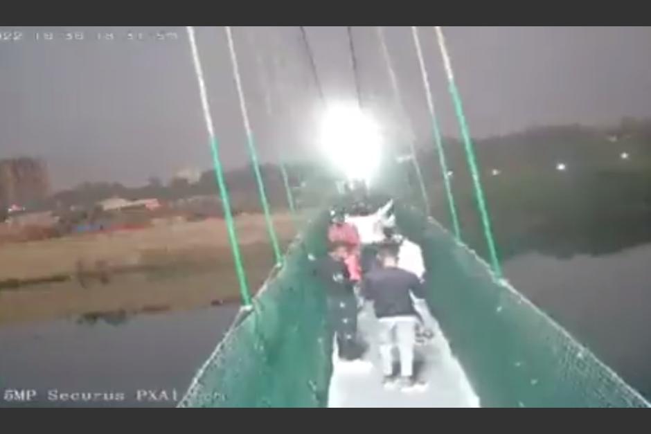 Un puente colgante en India se desplom&oacute;, dejando decenas de fallecidos. (Foto: captura video)