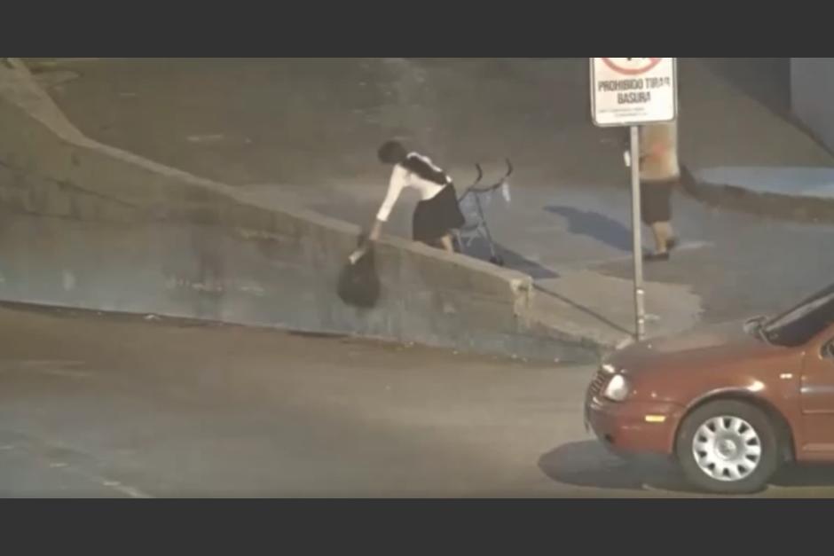 Las vecinas de zona 18 fueron sorprendidas cuando tiraban basura en la v&iacute;a p&uacute;blica. (Foto: captura de pantalla)&nbsp;
