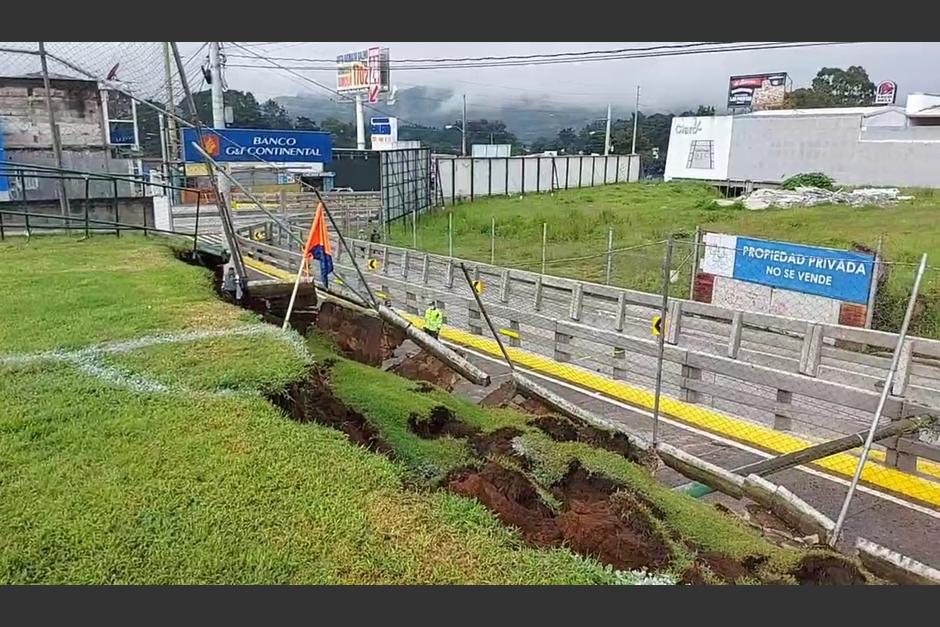 Las lluvias causaron el colapso de una parte del estadio de San Lucas Sacatep&eacute;quez. (Foto: CBV)&nbsp;