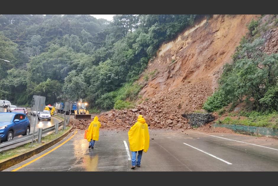 Un derrumbe de grandes proporciones se registró en el kilómetro 22.3 de la ruta Interamericana en dirección a San Lucas. (Foto: Bomberos Municipales Departamentales)