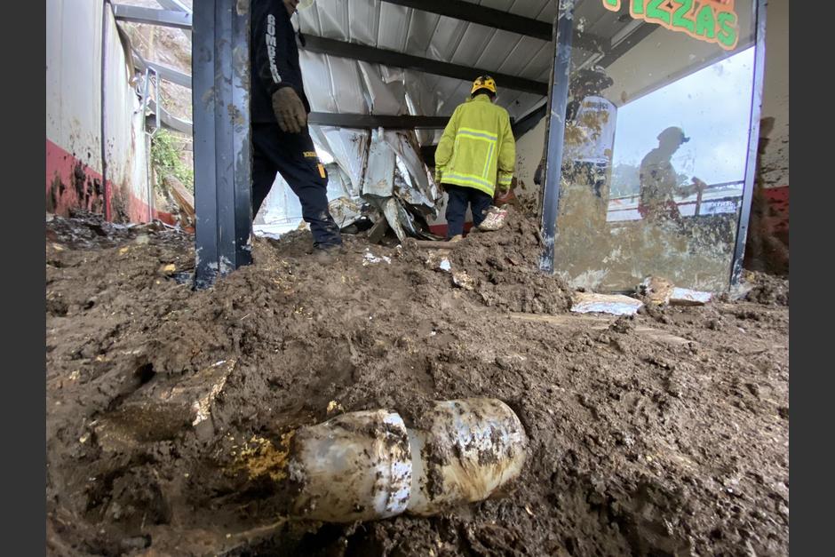 Tres personas quedaron soterradas despu&eacute;s de que un deslizamiento de tierra cayera sobre locales comerciales. (Foto: Bomberos Voluntarios)