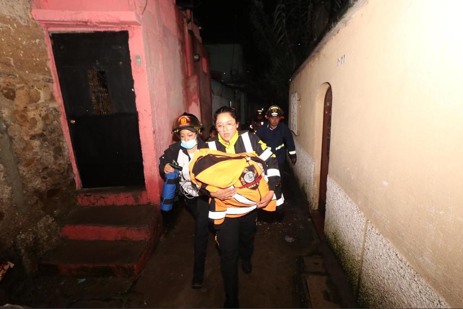 En un video quedó grabado el angustioso rescate de uno de los dos niños soterrados en la zona 3 de la Ciudad de Guatemala. (Foto: Bomberos Voluntarios)