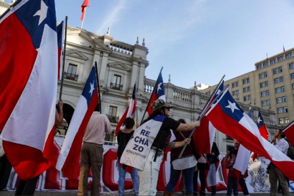 Los chilenos celebraron la victoria del rechazo a la nueva Constitución. (Foto: AFP)