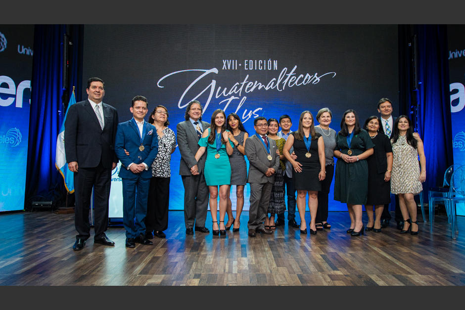 Guatemaltecos ilustres galardonados por Universales junto a sus familiares