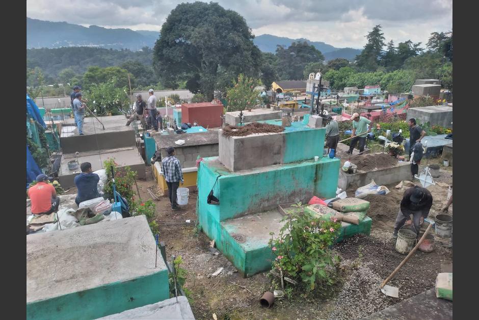 Los vecinos de la comunidad se unen para construir mausoleos. (Foto: cortesía/Soy502)&nbsp;
