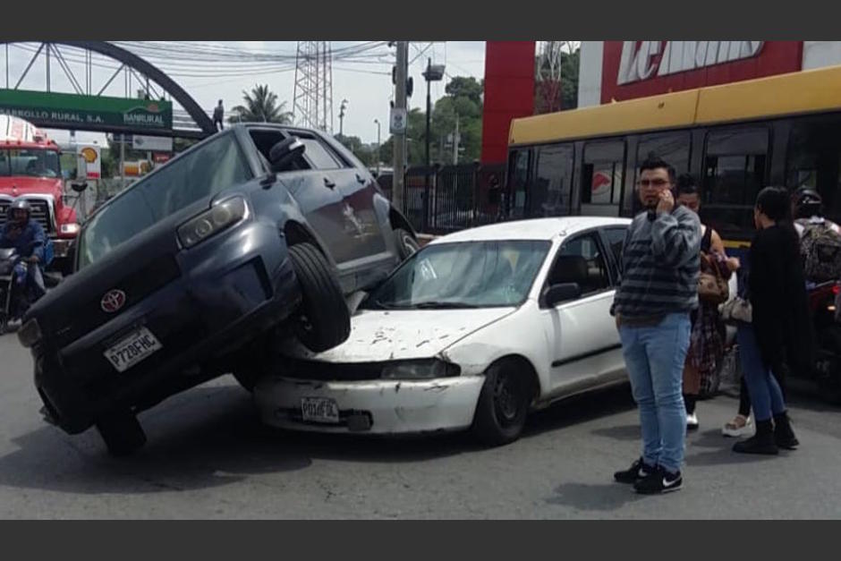 El aparatoso accidente de tránsito que dejó un vehículo sobre otro en el bulevar El Frutal. (Foto: PMT Villa Nueva)