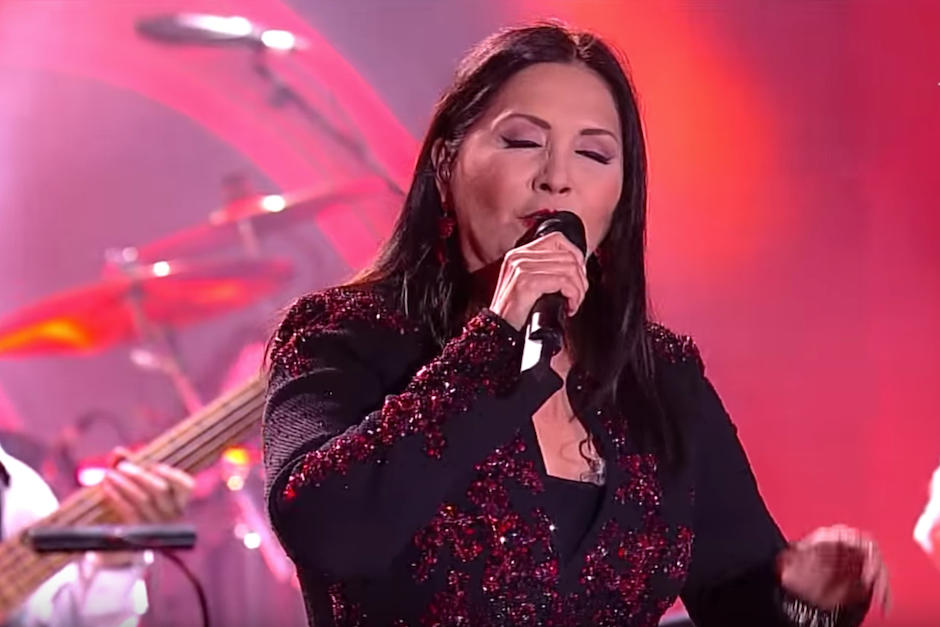 la lluvia no impidi&oacute; que Ana Gabriel se presentara en el pa&iacute;s. (Foto: Oficial)