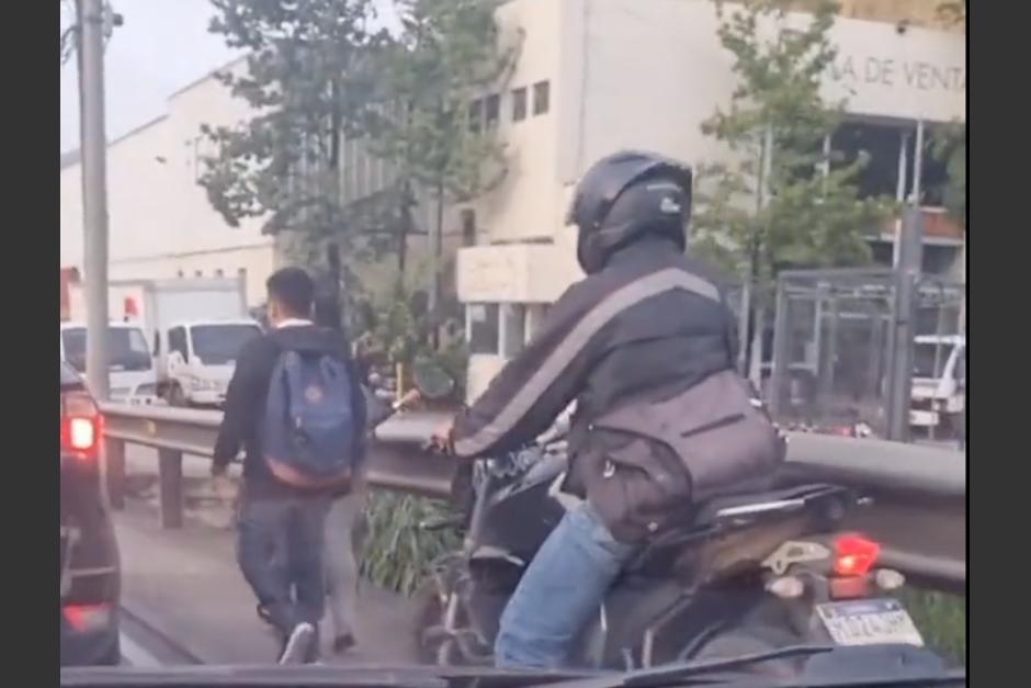 Captan a motoristas circulando en la acera y esperando a que transeúntes se quiten del lugar. (Foto: captura de video)