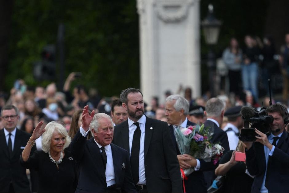 El rey Carlos III llegó al Palacio de&nbsp;Buckingham donde una multitud le dio el pésame. (Foto: AFP)&nbsp;
